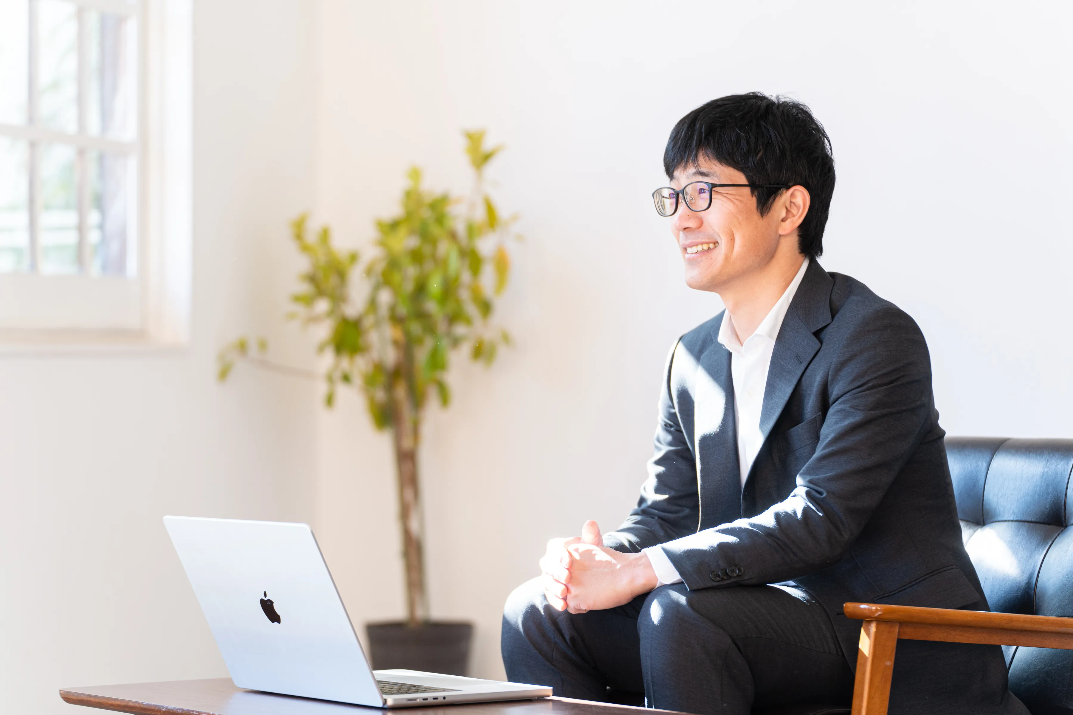 池田計画合同会社の代表・池田哲郎が中小企業の経営相談に対応する様子